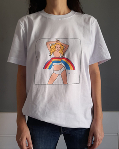 modelo vestindo camiseta branca com desenho da capa do disco Rainbow, de Mariah Carey, onde a cantora aparece com top e short brancos, com braços acima da cabeça e cabelos esvoaçantes, e ao fundo um desenho de arco-íris.