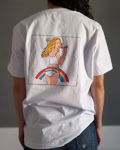 modelo vestindo camiseta branca com desenho na parte das costas da contracapa do disco Rainbow, de Mariah Carey, onde a cantora aparece de costas com top e short brancos, segurando um pirulito em forma de coração, e ao fundo um desenho de arco-íris