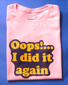 camiseta rosa com a frase "oops!... I did it again" escrita em amarelo com fundo roxo, em tamanho infantil, sem gênero