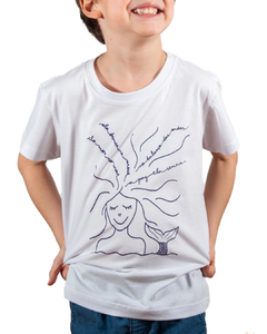 camiseta branca com desenho de uma sereia, com a frase "ela mora no mar, ela brinca na areia, no balanço das ondas a paz ela semeia", em tamanho infantil, sem gênero