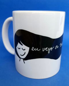 caneca branca com desenho de um rosto de garota com cabelos longos e esvoaçantes, e a frase "eu vejo a vida melhor no futuro"