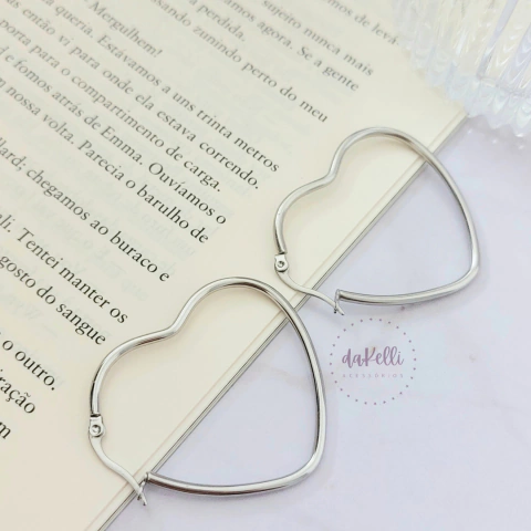 Brinco argola coração liso em aço inoxidável cor prata