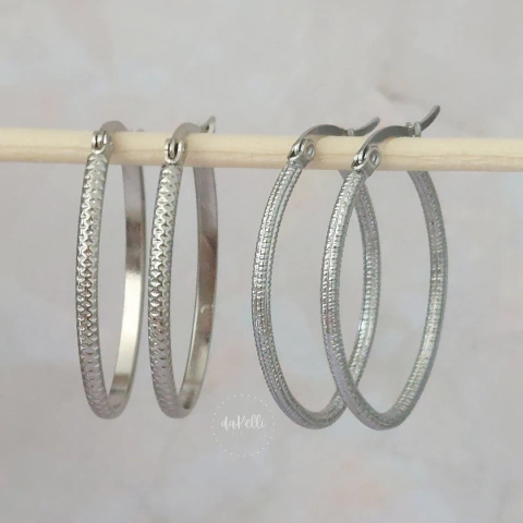 Brinco oval texturas em aço inoxidável prateado