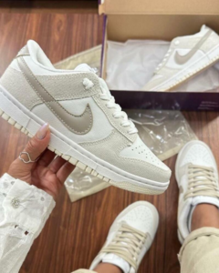 Imagen de NIKE SB DUNK LOW GLITTER BEIGE