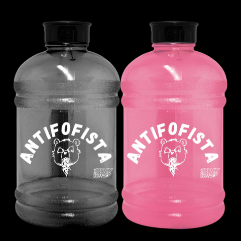 Dois galões de água Antifofista de 1,8L, um preto e um rosa, com desenho de urso na frente.