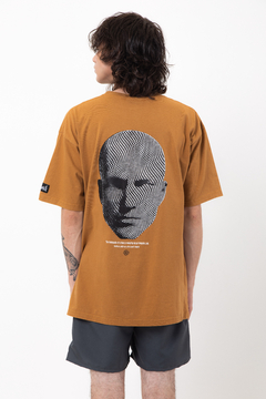 Remera Undenied en internet