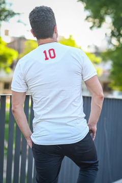 Remera Nuñez (Blanco) en internet