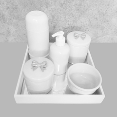 Kit Higiene C/ Garrafa Térmica Cilindrica E Bandeja Quadrada Laço Prata