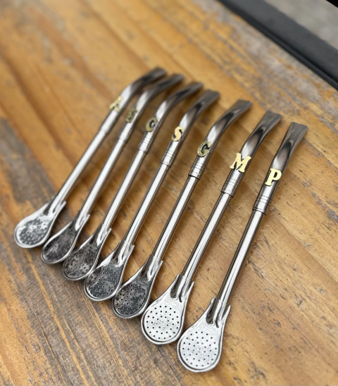 Bombilla con aplique de inicial a elección - comprar online