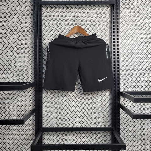 SHORT NIKE COM BOLSO - PRETO