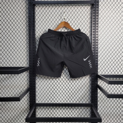 SHORT NIKE COM BOLSO - PRETO