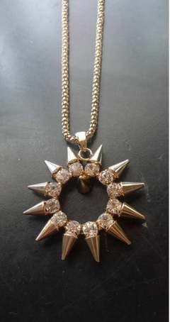 99118 - JUEGO DE COLLAR Y AROS, METÁLICO. CON STRASS. IMPORTADO