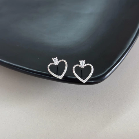 Brinco coração vazado cravejado zirc gota 15mm