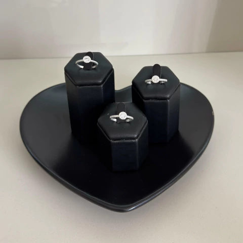 Anel meia aliança botão cravejado