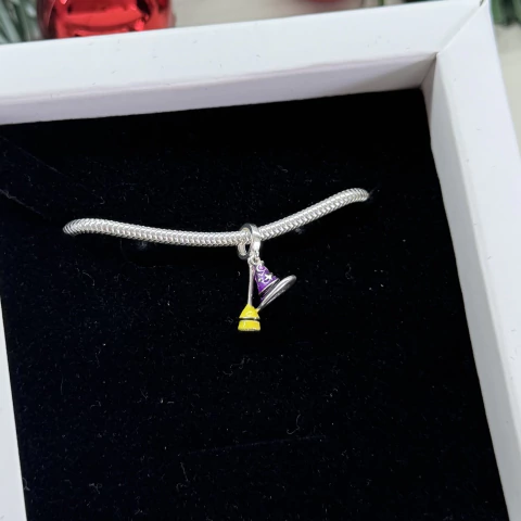 Berloque vassoura e chapéu