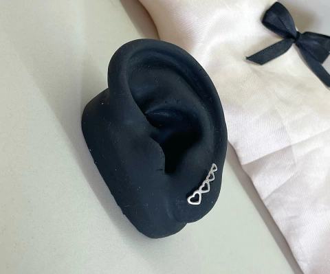 Brinco ear cuff corações vazados