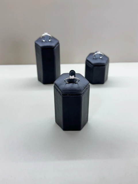 Anel mini borboleta cravejada