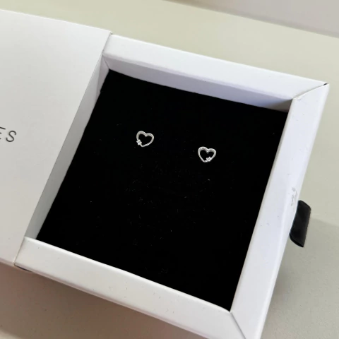 Brinco infantil coração vaz. zircônia