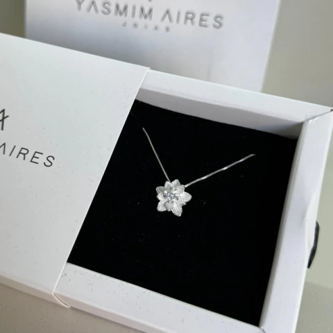 Colar Flor detalhada com zircônia 45cm