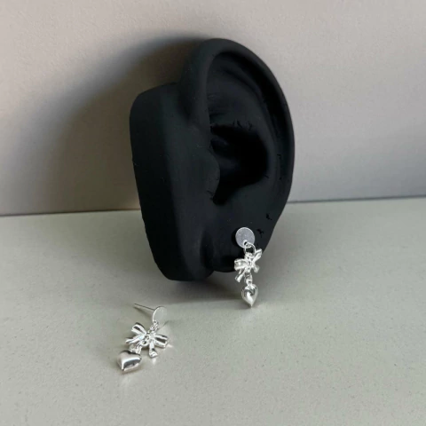 Brinco pingente laço e coração