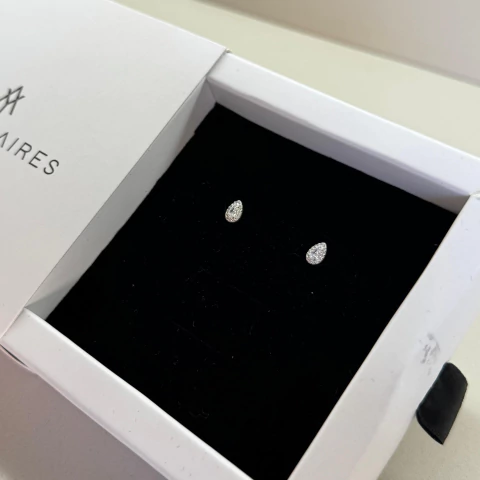 Brinco infantil gota cravejada