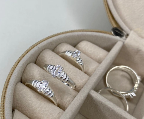 Anel solitário navete trabalhado