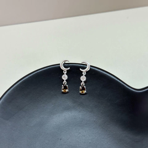 Brinco lua 8mm ping redonda e gota fumê