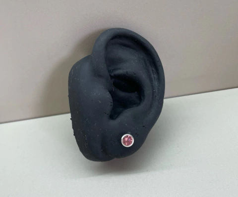 Brinco zircônia embutida rosa 6mm