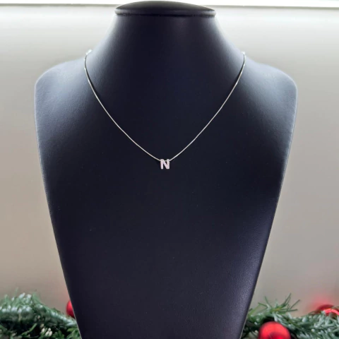 Colar letrinha N cravejada 45cm