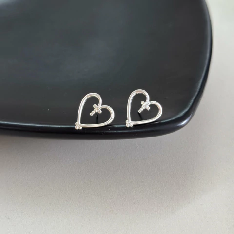 Brinco coração vazado detalhe bolinha 14mm