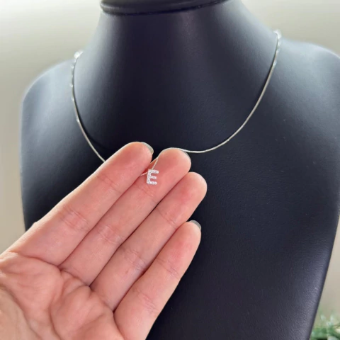 Colar letrinha E cravejada 45cm