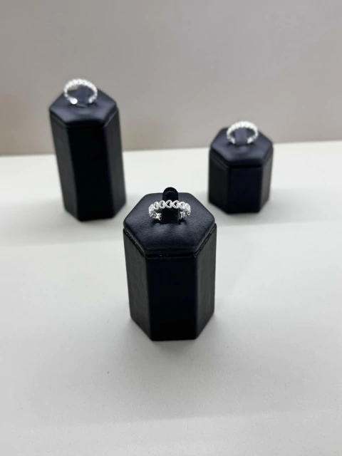 Anel corações vazados