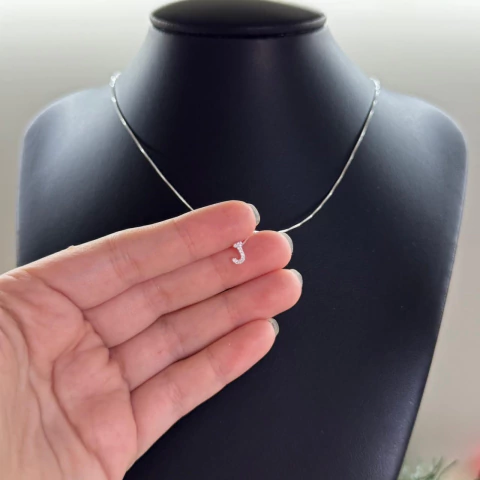 Colar letrinha J cravejada 45cm