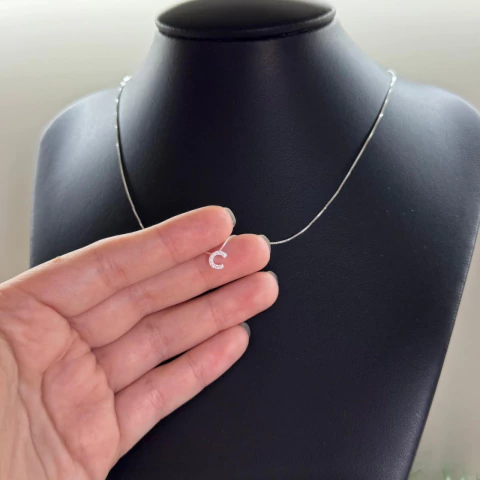 Colar letrinha C cravejada 45cm