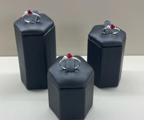 Anel zircônia coração vermelho