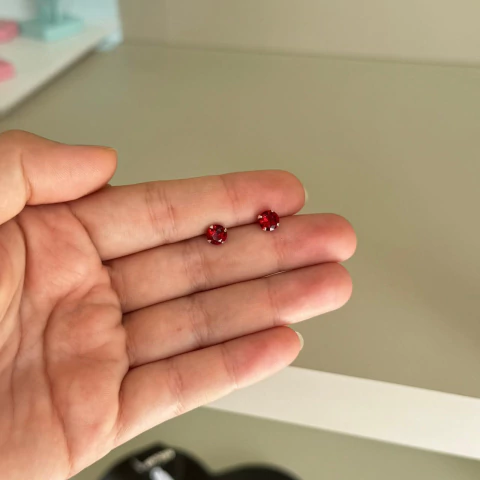 Brinco zircônia vermelha 6mm