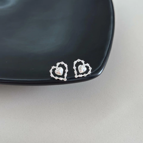 Brinco coração borda vazada cravejada 14mm