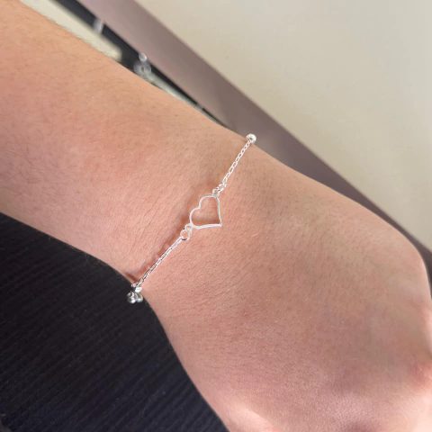 Pulseira coração vazado e bolas