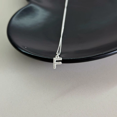 Colar letra F cravejada 10mm 45cm