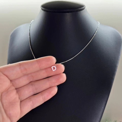 Colar letrinha D cravejada 45cm