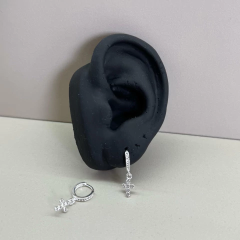 Argola click pingente cruz cravejada 10mm