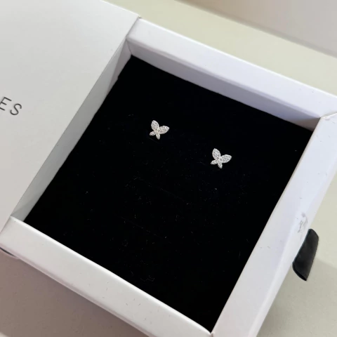 Brinco infantil borboleta cravejada