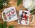 Caneca personalizada com a frase "Dorameira nível hard: decorar falas em coreano sem legenda" e ilustração de um casal sentado em um banco.