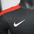 Camisa Barcelona Nike Treino 25/26, camisa treino Barcelona 2025, camisa jogador Barcelona preto, camisa Nike Barcelona masculina, camisa Barcelona Nike com detalhes vermelhos e azuis, camisa de treino Barcelona 2025/26, camisa FC Barcelona treino 25/26, 