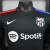 Camisa Barcelona Nike Treino 25/26, camisa treino Barcelona 2025, camisa jogador Barcelona preto, camisa Nike Barcelona masculina, camisa Barcelona Nike com detalhes vermelhos e azuis, camisa de treino Barcelona 2025/26, camisa FC Barcelona treino 25/26, 