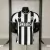 camisa-de-time-futebol-newcastle-united-castore-home-I-preto-branco-preta-branca-23-24-jogador-masculina-masculino-original-oficial-nome-numero-jogador-tailandesa-imports-importada-player-2023-2024-jogo-campo