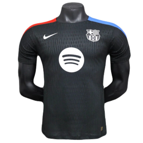 Camisa Barcelona Nike Treino 25/26, camisa treino Barcelona 2025, camisa jogador Barcelona preto, camisa Nike Barcelona masculina, camisa Barcelona Nike com detalhes vermelhos e azuis, camisa de treino Barcelona 2025/26, camisa FC Barcelona treino 25/26, 