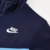 jaqueta agasalho Nike azul marinho, jaqueta Nike azul marinho sem capuz, jaqueta agasalho Nike com logo bordado, jaqueta Nike logo grande nas costas, jaqueta Nike sem capuz, jaqueta agasalho Nike 2025, jaqueta Nike estilo esportivo, jaqueta agasalho Nike 