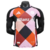 Camisa Bayern de Munique Adidas Treino 25/26, camisa treino Bayern de Munique 2025, camisa masculina Bayern Adidas, camiseta treino Bayern de Munique preto, camisa Adidas Bayern com detalhes rosa e laranja, camisa Bayern de Munique 25/26, camiseta de trei
