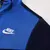 jaqueta agasalho Nike azul marinho, jaqueta Nike azul marinho sem capuz, jaqueta agasalho Nike com logo bordado, jaqueta Nike logo grande nas costas, jaqueta Nike sem capuz, jaqueta agasalho Nike 2025, jaqueta Nike estilo esportivo, jaqueta agasalho Nike 